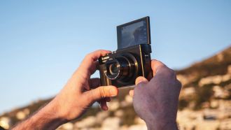 Panasonic LUMIX TZ96 schwarz lifestylebild 1