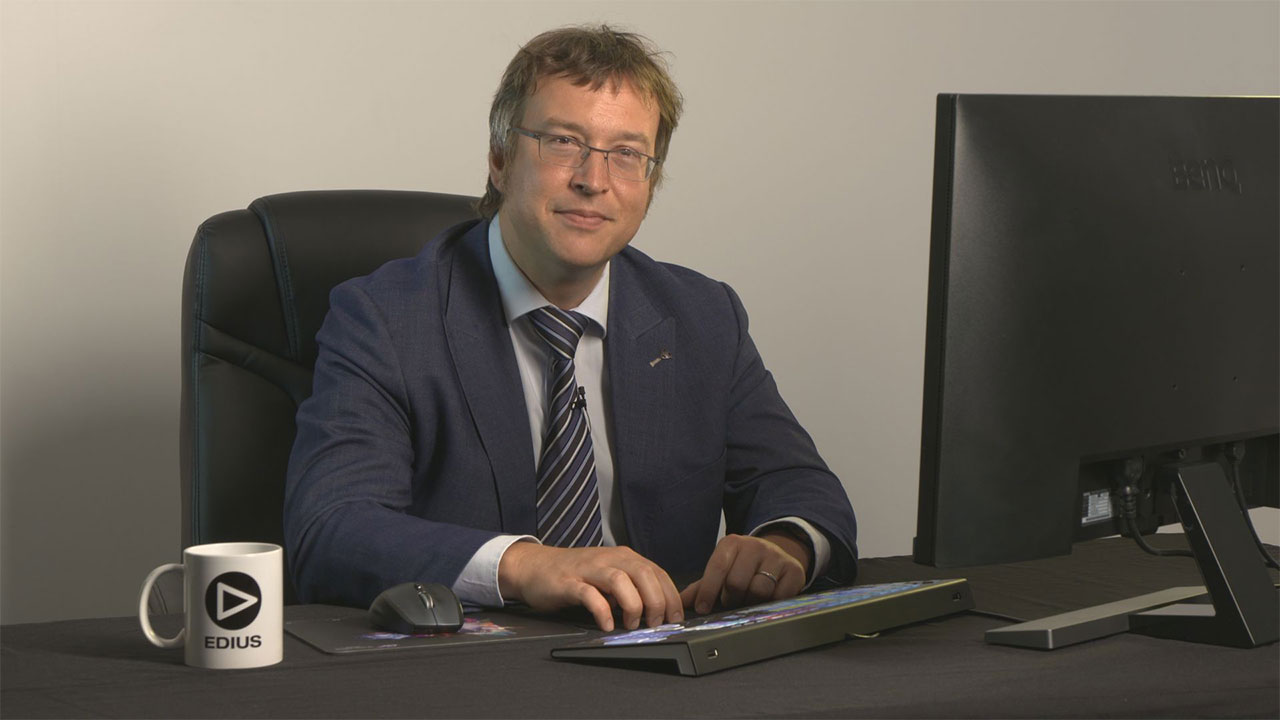 Michael Lehmann Horn Schreibtisch mit EDIUS Tasse web