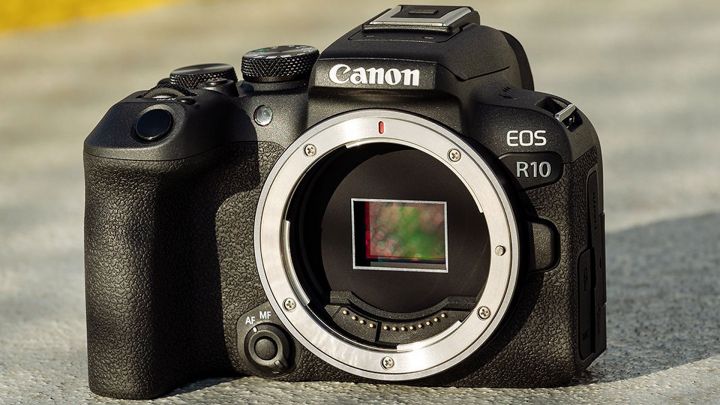 canon eos r10 front web