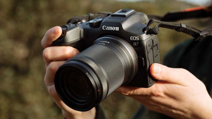 canon eos r7 hero lifestyle 1 web