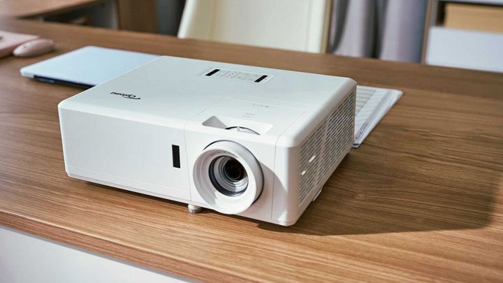 Optoma UHZ45 front web
