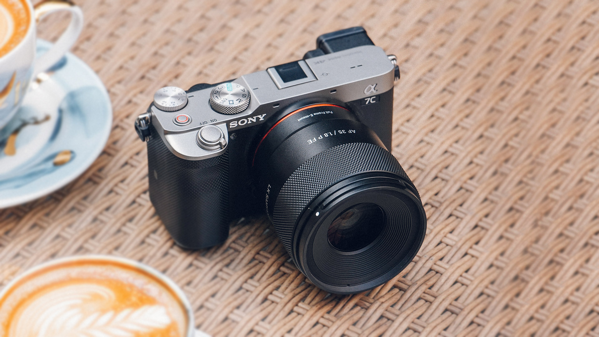 Samyang AF 35mm F1.8 FE: kompaktes Weitwinkelobjektiv für Sonys Vollformat-Kameras Samyang AF 35mm F1.8 FE: kompaktes Weitwinkelobjektiv für Sonys Vollformat-Kameras